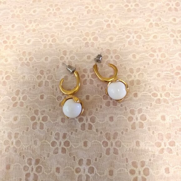 Vintage White Beads Gold Tone Dangle Drop Earrings Timeless VTG Jewelry - Picture 1 of 6